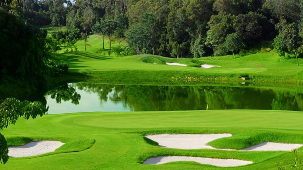 Ria Bintan Golf Club’s signature oceanfront hole with turquoise waters in the background