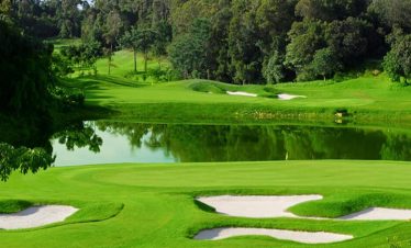 Ria Bintan Golf Club’s signature oceanfront hole with turquoise waters in the background