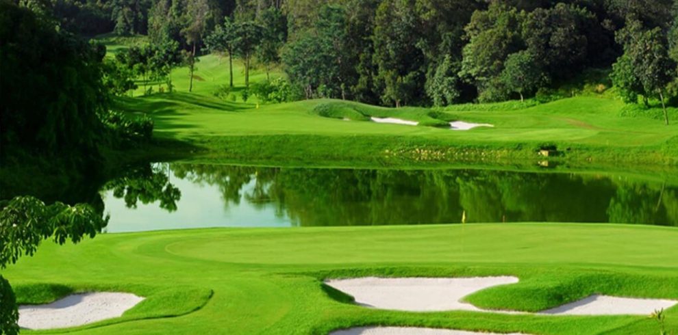 Ria Bintan Golf Club’s signature oceanfront hole with turquoise waters in the background